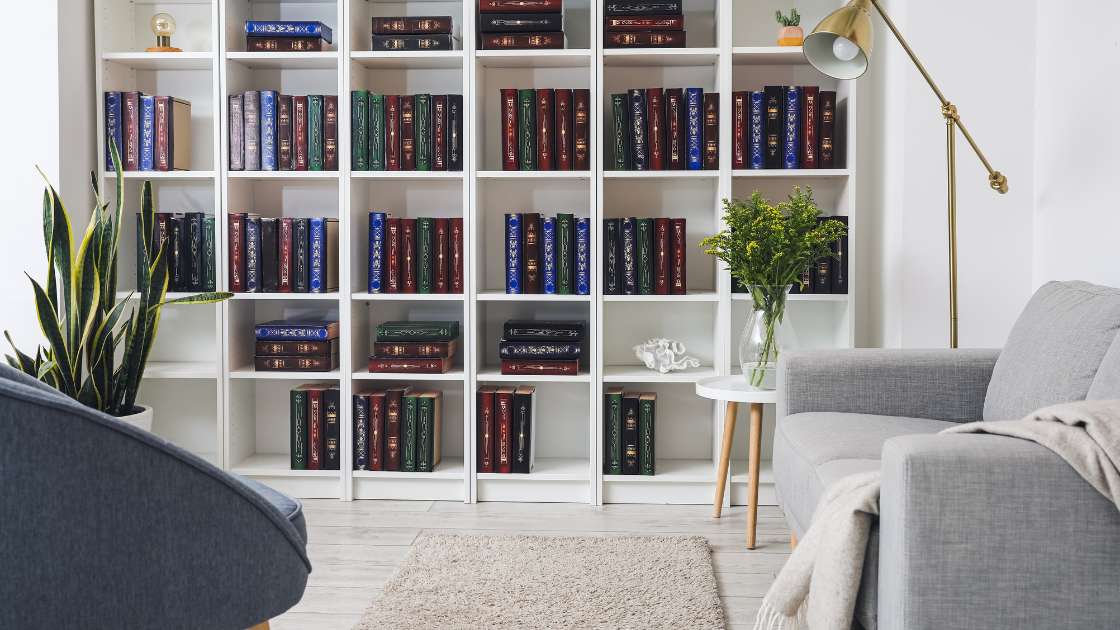 So bauen Sie Ihr eigenes Bücherregal aus Palettenholz